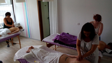 praktisches Üben eines Massageablaufs