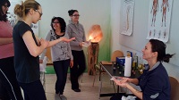 Mischen eines hochwertigen Aromaöls bei der Aromaölmassage Ausbildung